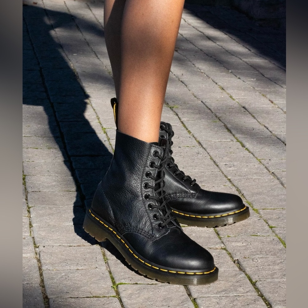 Dr. Martens NIB Virginia boot black